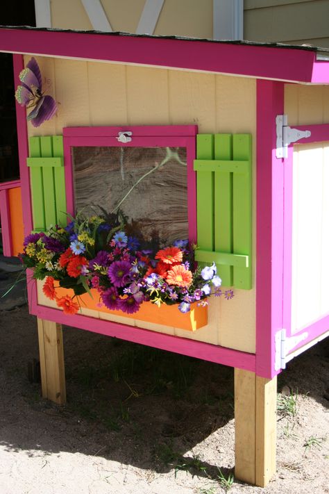 Bet your chicken coop isn't as pretty as my mama's chicken coop. Seriously. I want to paint my house like that. Chicken Coop Outside Decor, Fun Chicken Coop Colors, Painting Ideas For Chicken Coop, Painted Chicken Coop Ideas Hen House, Chicken Coop Painting, Colorful Chicken Coop Ideas, Cute Chicken Coop Painting Ideas, Chicken Coop Art, Chicken Coop Painting Ideas