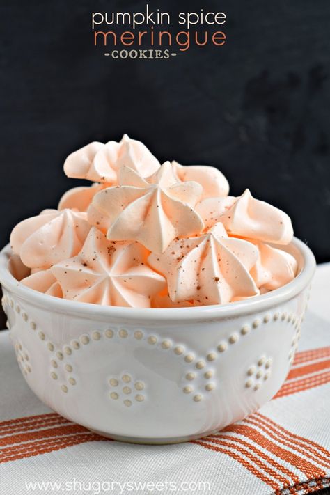 Melt in your mouth Pumpkin Spice Meringue Cookies are the perfect fall treat! Plus I've got some tips and tricks for meringue success! Pumpkin Flavored Desserts, Pumpkin Spice Desserts, Meringue Cookie Recipe, Shugary Sweets, Dessert Aux Fruits, Desserts Vegan, Cookie Flavors, Meringue Cookies, Whoopie Pies