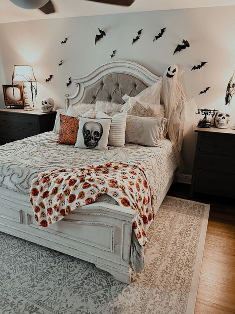 Day Bed Room, Spooky Bedroom Decor, Room Decor Bedroom Teenage Girl, Apartment Holiday Decor, Halloween Bedroom Aesthetic, Spooky Bedroom, Autumn Bedroom Decor, Luxury Dorm Room, Halloween Living Room