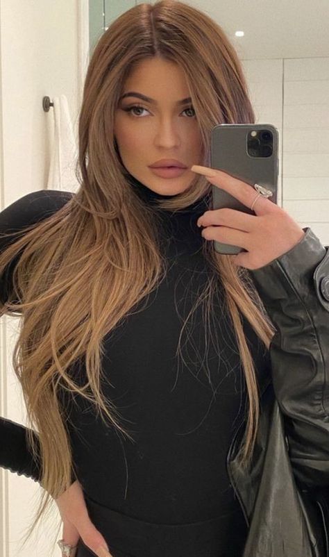 Kylie Jenner Brown Hair With Highlights, Kim Kardashian Brown Hair With Highlights, Kylie Jenner Honey Brown Hair, Cinnamon Brown Hair Color Kylie Jenner, Kylie Jenner Caramel Blonde Hair, Kim Kardashian Brown Highlights, Jenner Hair, Kylie Jenner Hair, Bangs With Medium Hair