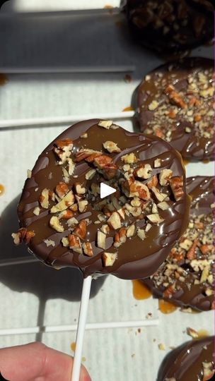 1M views · 308K reactions | CHOCOLATE COVERED APPLE SLICES🍫🍏

These are much easier to make than caramel apples and they are customizable. You can add your favorite toppings for a perfect easy sweet treat!

Bookmark the RECIPE below and let us know what you think! 

Follow @Essential_Everyday for more easy, delicious recipes and click the link in our profile to find Essential Everyday products in a store near you! 

What you’ll need:

2 apples, sliced about ¼” thick (Honeycrisp, Granny Smith, Fuji, etc)
Lemon juice
8 oz Essential Everyday semi-sweet chocolate chips, melted
1/2 tbsp coconut oil (optional)
Toppings: Essential Everyday caramel syrup & chopped nuts

How to make them:

Wash apples and dry thoroughly. Slice into thin-ish (¼”) slices and remove any seeds/stem. Insert popsicle s Chocolate Covered Apple Slices, Chocolate Covered Apples Slices, Caramel Apple Slices, Chocolate Covered Apples, Chocolate Apples, Caramel Syrup, Fall Treats, Semi Sweet Chocolate Chips, Apple Desserts