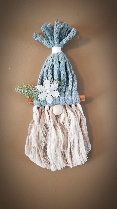 Easy Small Crafts To Sell, Takken Decor, Diy Graduation Gifts, Gifts Crochet, Diy Graduation, Crochet Christmas Gifts, String Crafts, Handmade Christmas Crafts, Gnomes Crafts