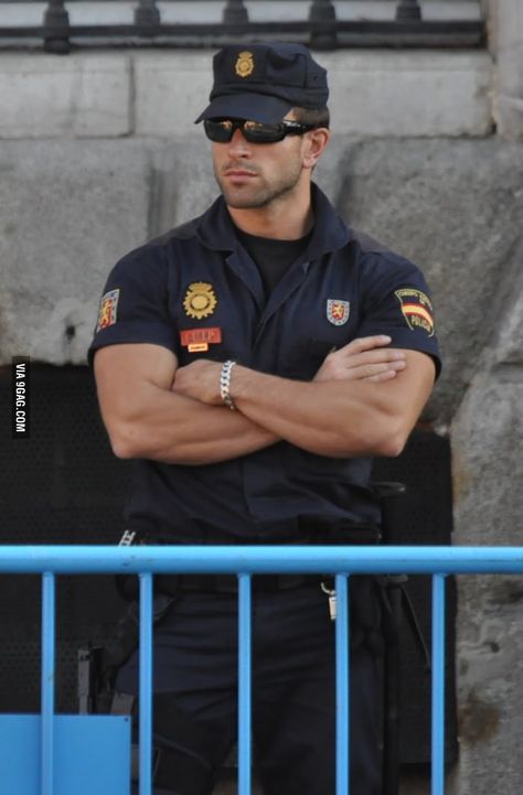 Just a random police officer in Spain excuse me, while i pack my bags.. :D Pinterest Humor, Men In Uniform, E Card, 인물 사진, I Smile, Bones Funny, Police Officer, Out Loud, Make Me Smile