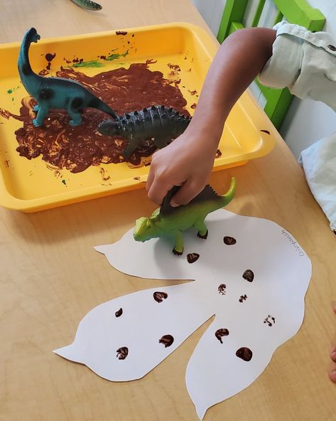 Dinosaur Tracks Craft, Dino Tracks Craft, Dinosaur Activities For One Year Olds, Dinos Activities, Dinosaur Theme Table Preschool, Dinosaur Halloween Activities, Dinosaur Theme Art Preschool, Dinosaur Pre K Art, Dino Lessons Preschool