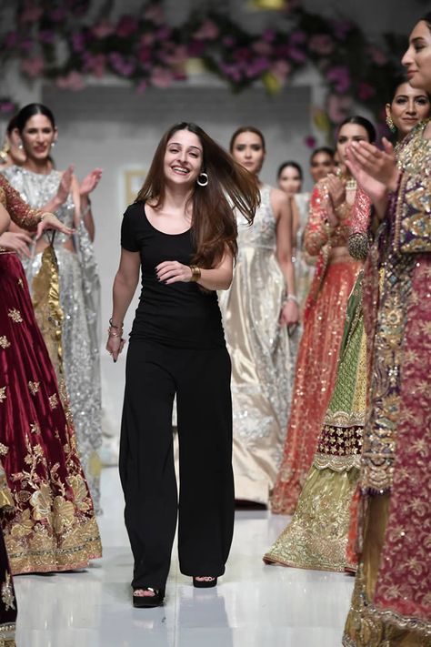 Fascinating Fashion: Tena Durrani : Nur Collection at FPW 2019 Terani Couture Dresses, Tarun Tahiliani Sharara, Tarun Tahiliani Floral Lehenga, Tarun Tahiliani Lehenga, Tarun Tahiliani Lehenga 2022, Tena Durrani, Bridal Couture Week, Pakistani Couture, Pakistani Dresses Casual