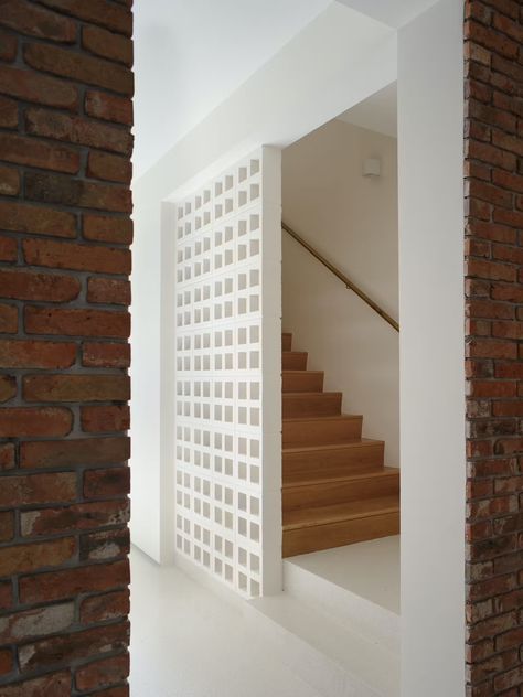 Breeze Block Wall Interior, Breeze Block Entrance, Breeze Block Interior, Staircase Wood, Roster Beton, Breeze Block Wall, Central Courtyard, Door Dividers, Timber Floors