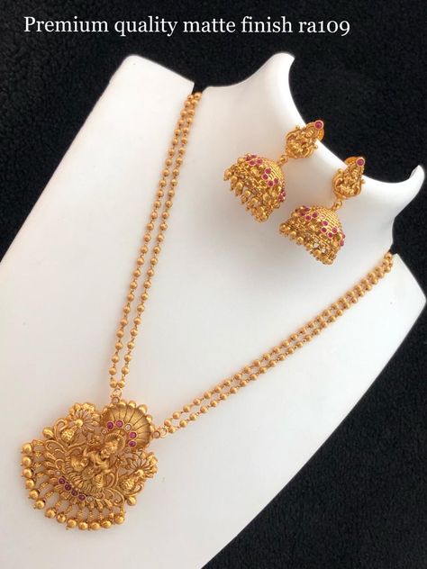 Middle Chain Designs Gold, Tamil Selvi, Chain Designs Gold, Chiseled Jawline, Temple Jewellery Earrings, Gold Jewels Design, Gold Temple Jewellery, Neck Pieces Jewelry, Gold Bridal Necklace