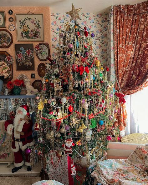 Jade 🌹 Cosy Home (@__cosyhome) • Instagram photos and videos Christmas Tree With Tinsel, Tree With Tinsel, Outfit Recommendations, Retro Inspired Outfits, Christmas Tree Vintage, Christmas Tree Pictures, Tinsel Christmas Tree, The More The Merrier, Tinsel Tree