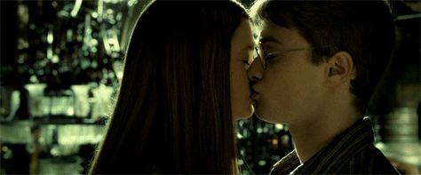 OK Harry, so you're just going to go around kissing your best friend's sister? I know things are hard, but come on. Harry Pptter, Harry Potter Kiss, Harry Potter Youtube, Harry Potter Ginny, Harry And Ginny, Best Friends Sister, Harry Potter Scene, Harry Potter Hermione, Scarlett Witch