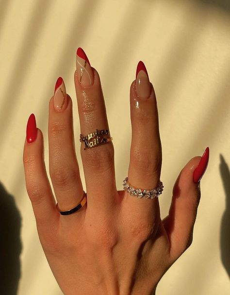 Almond Nails Red, Unghie Sfumate, Red Acrylic Nails, Beauty Nails Design, Smink Inspiration, Nail Design Inspiration, Red Nail Designs, Red Nail, Acrylic Nails Coffin Short