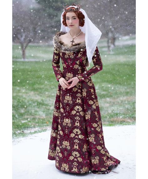 Kelly—As It Seams en Instagram: “How about something a little different? This gown was one of my first makes and is completely non-HA, but there is something magical about…” Duchess Outfits Medieval, Historical Dresses Medieval, Winterfell Dress, Westerosi Fashion, Alysanne Targaryen, Queen Guinevere, Medieval Queen, Mermaid Tail Skirt, Gown With Cape