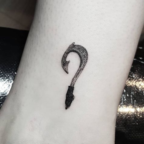 I love my new Moana tattoo! Lee Humphries 🇬🇧 on Instagram: “Little Maui's hook ! . . #moana #moanatattoo #maui #mauihook #mauishook #disneytattoo #bw #flashworkers #blackworkers #blxckworkers #blxck…” Maui's Hook Tattoo, Maui Fish Hook Tattoo, Maui Hook Drawing, Maui Hook Tattoo, Moana Tattoos Ideas, Maui Tattoos Moana, August Tattoo, Moana Tattoos, Maui Hook