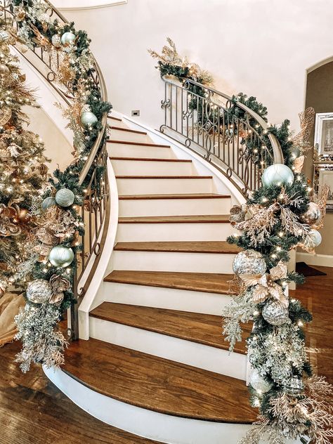 Christmas Tree Spiral Staircase, Grand Staircase Christmas Decor, Christmas Decor Extravagant, Luxury Home Christmas Decor, Foyer Christmas Tree, Stairs Wall Design, Stairs Decor Ideas, Christmas Garland Staircase, Stairs And Hallway Ideas