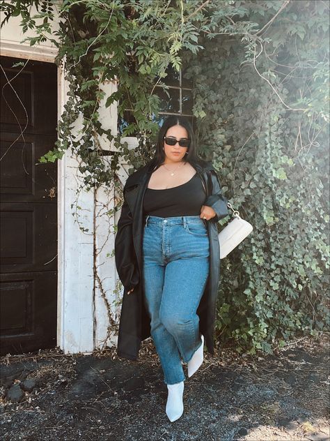 How to style a faux leather jacket for fall 2022, high waisted jeans, white booties, white purse, white bag, back leather jacket, fall fashion, fall outfits Bootleg Jeans Outfit, Night Outfits Plus Size, Curvy Date Night Outfit, Jeans Fall Outfit, Curvy Fall Outfits, New York Outfit, Outfit Inspo Spring, Plus Size Winter Outfits, Jean Outfit