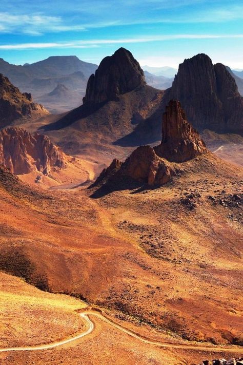 Desert Africa, Mountain Desert, Landscape Desert, Deserts Of The World, Desert Mountains, Winding Road, Desert Landscaping, North Africa, Tunisia