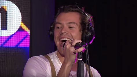 Harry Styles Juice Cover, Comfort Pictures, Cover Nails, Benjamin Wadsworth, Bailee Madison, Entertainer Of The Year, Bbc Radio 1, Harry Styles Live, Joshua Bassett