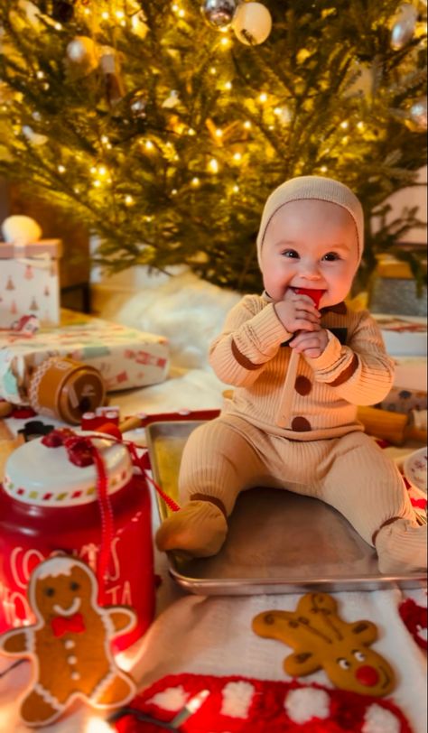 Gingerbread man baby photoshoot idea! Gingerbread Baby Photoshoot, Gingerbread Baby, Photoshoot Idea, Baby Photoshoot, Gingerbread Man, Newborn Photos, Baby Pictures, Christmas Photos, Gingerbread