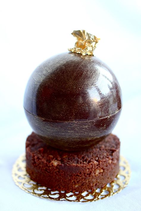 Chocolate Sphere, Recipes Mango, Future Restaurant, Sweet Ideas, Chocolate Art, French Desserts, Fancy Desserts, French Pastries, Plated Desserts