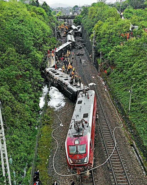 Railway Accidents, Train Accident, Train Crash, Runaway Train, Railroad Art, Rail Transport, Train Wreck, Old Trains, Train Pictures