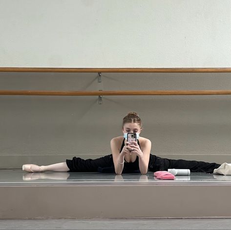 Ballet Dancer Stretching, Ballet Grunge Aesthetic, Ballet Off Duty Aesthetic, Ballet Mirror Selfie, Front Splits Aesthetic, Off Duty Dancer, Ballet Selfie, Dancer Off Duty, Flexible Aesthetic