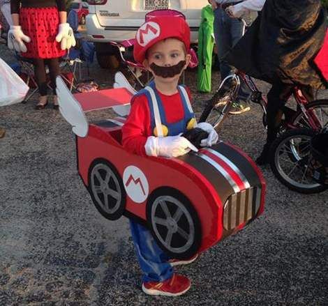 DIY mario cart Halloween costume adorableness Wagon Halloween Costumes, Wagon Costume, Mario Kart Costumes, Stroller Costume, Mario Halloween Costumes, Mario Halloween, Mario Kart Party, Car Costume, Mario Costume