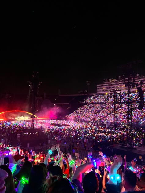 Concert Aesthetic Coldplay, Cold Play Concert Aesthetic, Cold Play Aesthetic, Rock In Rio Aesthetic, Coldplay Concert Wallpaper, Show Aesthetic Music, Coldplay Wallpaper Aesthetic, One Ok Rock Concert, Concert Astethic