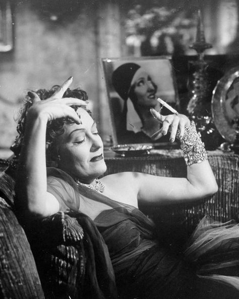 Gloria Swanson as Norma Desmond in the Movie 'Sunset Boulevard'. One of the great divas. Norma Desmond, Erich Von Stroheim, Gloria Swanson, Sunset Boulevard, Silent Film Stars, Carole Lombard, Hooray For Hollywood, Classic Actresses, Marlene Dietrich