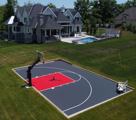 Backyard Basketball Courts, Home Outdoor Basketball Court, House Basketball Court Outdoor, Home Basketball Court Outdoor, Outdoor Basketball Court Ideas, Backyard Basketball Court Ideas, Mini Basketball Court, Play Area Indoor, Backyard Basketball Court