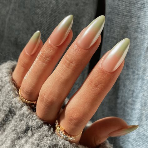 Green French Ombre Nails, April Nail Inspo 2024, Nails April 2024, European Nails Trends, Matte Chrome Nails, Ombre Nails Green, Chrome Ombre Nails, Chrome Nails Ideas, Green Ombre Nails