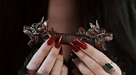 addams family finger trap Addams Family Tattoo, Addams Family 1991, Charles Addams, Addams Family Costumes, Gomez And Morticia, Anjelica Huston, Morticia Addams, Adams Family, The Addams Family