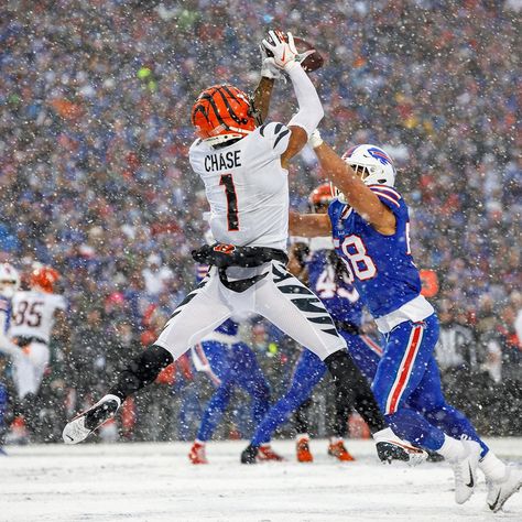 Snow Football, Yt Wallpaper, Jamarr Chase, Football Clips, Football Plays, Football Board, Football Poses, Cincinnati Bengals Football, Nfl Football Pictures