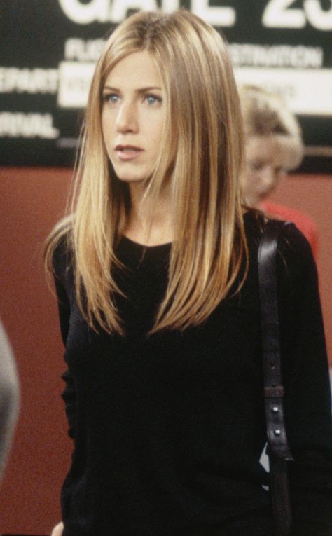 An Ode to Jennifer Aniston's Hair Journey on Friends - E! Online Jennifer Aniston Haircut, Jennifer Aniston Friends, Rachel Green Hair, Chunky Blonde Highlights, Rachel Hair, Jennifer Aniston Hair, Jennifer Aniston Style, Jenifer Aniston, Jen Aniston