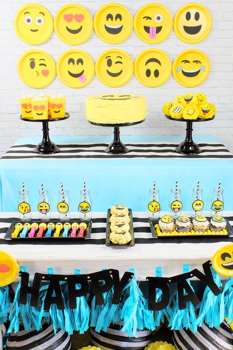 Emoji Party by Michelle's Party Plan-It for Oriental Trading. Lots of DIYs and fun ideas! Emoji Cake, Emoji Birthday Party, Anniversaire Diy, Cool Emoji, Emoji Birthday, Emoji Party, 13th Birthday Parties, 10th Birthday Parties, Teen Birthday