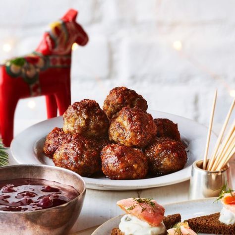 Swedish Meatballs with Lingonberry Sauce Best Canapes, Lingonberry Sauce, Lingonberry Jam, Easy Canapes, Party Canapes, Recipes For Parties, Doughnut Recipe Easy, Cream Of Tomato, Canapes Recipes