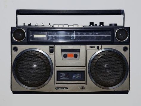 Boombox is a common term for a transistorized portable music player featuring one or two cassette tape recorder/players and AM/FM radio, generally with a carrying handle. Beginning in the 1980s, a CD player was sometimes included. They were popular from the late 1970s to the 1990s. 1980s Nostalgia, 1970s Music, Hifi Audiophile, Portable Music Player, 1980s Music, Mobile Audio, Music Technology, Jukeboxes, Old Radios