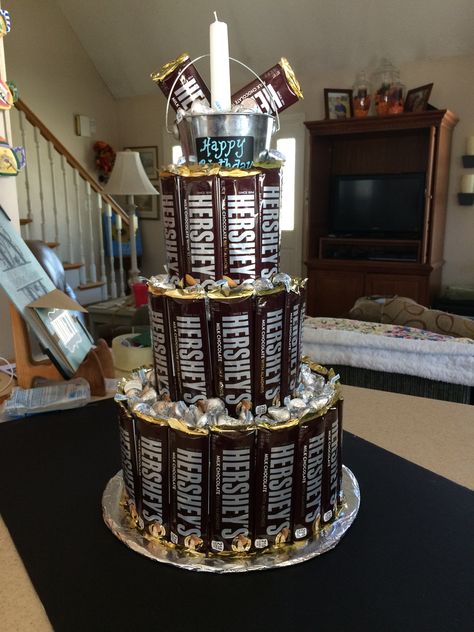 Hershey Candy Bar Cake Hersheys Gift Ideas, Hershey Gift Ideas, Candy Bar Gift Ideas, Hershey Bar Cake, Birthday Wreaths, Hershey Bar Cakes, Hershey Cake, Candy Bar Gifts, Candy Bar Cake