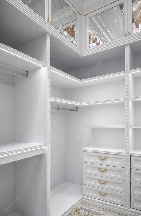 Corner Shelves Wardrobe, Walk In Closet With Corner Shelves, Custom Closet Corner Ideas, Closet Corner Storage, Corner In Walk In Closet, Walk In Closet Corners, Closet Corner Organization Ideas, Closet Corners Ideas, Closer Corner Ideas