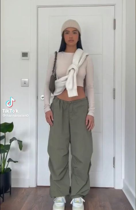 Parachute Pants Outfits, Black Jumper Outfit, Cargo Pants Outfit Winter, Cargo Outfits Women, European Style Outfits, Green Cargo Pants Outfit, Parachute Pants Outfit, Tan Outfit, Green Pants Outfit