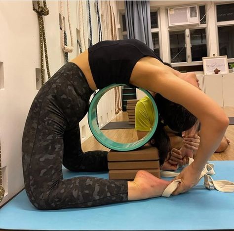 Kaiut Yoga, Yoga Wheel Exercises, Iyengar Yoga Poses, Dharma Yoga Wheel, Wheel Pose Yoga, Hata Yoga, Yoga Anatomy, Yoga Poses Advanced, Yoga Wheel