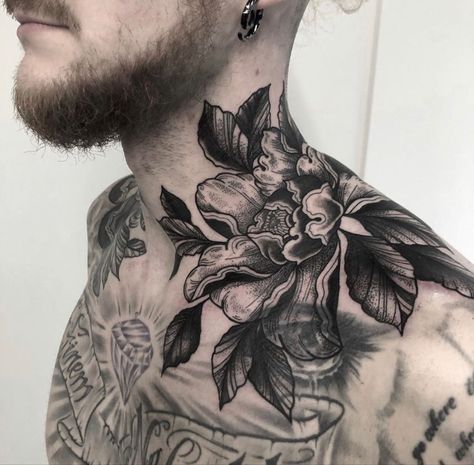 Shoulder Neck Tattoo, Flower Neck Tattoo, Neck Tattoo Ideas, Front Shoulder Tattoos, Cool Shoulder Tattoos, Type Tattoo, Mens Shoulder Tattoo, Geniale Tattoos, Full Body Tattoo