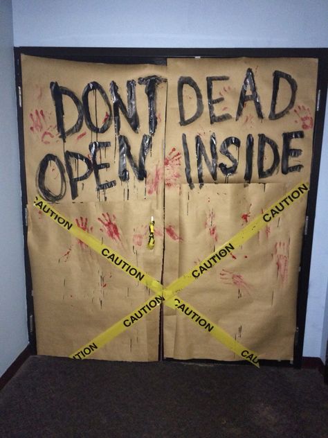 The Walking Dead Halloween, Porta Halloween, Zombie Halloween Party, Dekorasi Halloween, Halloween Party Decor Diy, Zombie Birthday, Halloween Party Decorations, Creepy Halloween Decorations, Halloween House Party