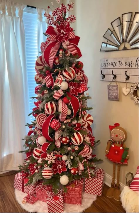 Candy Cane Flocked Christmas Tree, Candy Cane Gingerbread Tree, Candy Cane And Gingerbread Decor, Peppermint And Gingerbread Tree, Christmas Tree With Gingerbread, Christmas Tree Themes Gingerbread, Ginger Bread Theme Christmas Tree, Candy Cane Theme Tree, Peppermint Gingerbread Christmas Tree