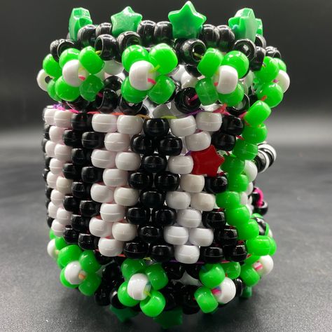 SIZE: Small/Medium , ~30 beads Beetlejuice inspired Sandworm rotating Kandi cuff, handmade with pony beads and strong elastic. The Sandworm part of the bracelet can spin around the base. The inside features a spiral black and white stripe pattern, just like the netherworld in Beetlejuice. Kandi Rotating Cuff, Kandi Patterns Cuff, Rotating Kandi Cuff, Kandi Cuff Patterns, Kandi Inspo, Diy Kandi, Kandi Kid, Kandi Ideas, Kandi Cuff