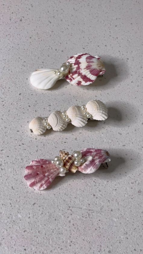 diy mermaid hair clips 🐚 #seashell #diy #mermaidhair #mermaidcore #mermaidaesthetic #sirencore Diy Mermaid Accessories, Mermaidcore Diy, Seashell Diys, Diy Mermaid Hair, Haircare Wishlist, Seashell Hair Clips, Mermaid Jewelry Diy, Diy Hairclips, Seashell Diy