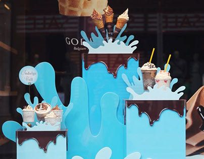 Window Displays on Behance Summer Window Display, Decoration Vitrine, Summer Window, Visual Merchandising Displays, Store Window Displays, Window Display Design, Chic Vibes, Exhibition Stand Design, Store Windows