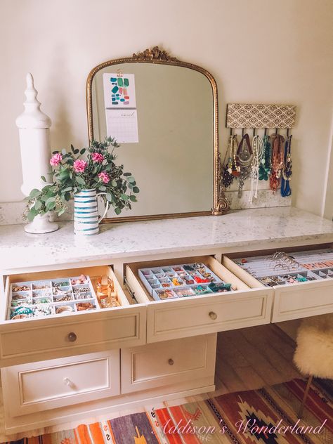 organization-jewelry-earings-necklaces-bracelets-mirror-marble-vanity-flowers-simple Target Jewelry Organizer, Jewlerie Organization, Bead Organization Ideas, Wallpaper In Home, Earring Organization, Jewelry Organization Ideas, Hair Display, Vanity Nook, Jewelry Vanity