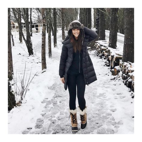 Navy Coat Outfit, Snow Outfits For Women, Andi Dorfman, Zoo Outfit, Sorel Winter Boots, Snow Outfit, Cruise Outfits, Cold Weather Outfits, Winter Jackets Women