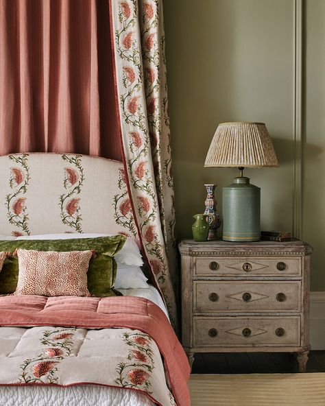 English Country Interiors, Meadow House, Colefax Fowler, Colefax And Fowler, Cottagecore Home, Country Interior, Cottage Bedroom, Country Bedroom, Transitional House