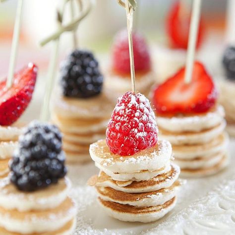 Bitty Breakfast Bites Brunch Party Recipes, Brunch Appetizers, Champagne Brunch, Brunch Drinks, Vegan Brunch, Birthday Breakfast, Skewer Recipes, Mini Pancakes, Brunch Buffet