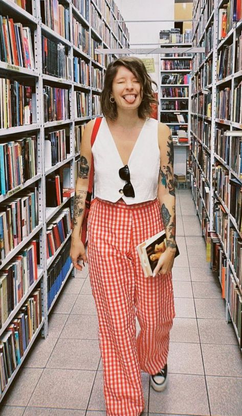 Overalls With Button Up Shirt, Platted Pants Outfits, Funky Outfit Aesthetic, Spring Retro Outfits, Free People Outfits Spring, Creative Work Outfit Summer, Vintage Inspired Summer Outfits, Bold Prints Fashion, Summer Eclectic Outfits